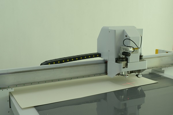 Máquina de corte de muestras de cartón digital